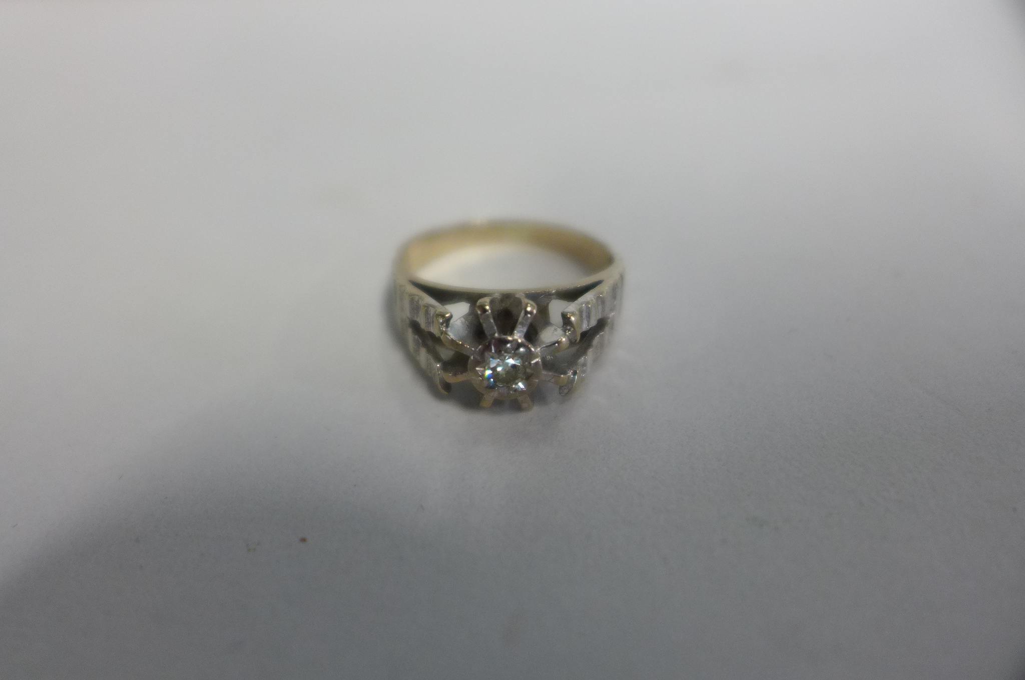 An 18ct white gold diamond solitaire ring, size J, approx 4.1 grams, in good condition