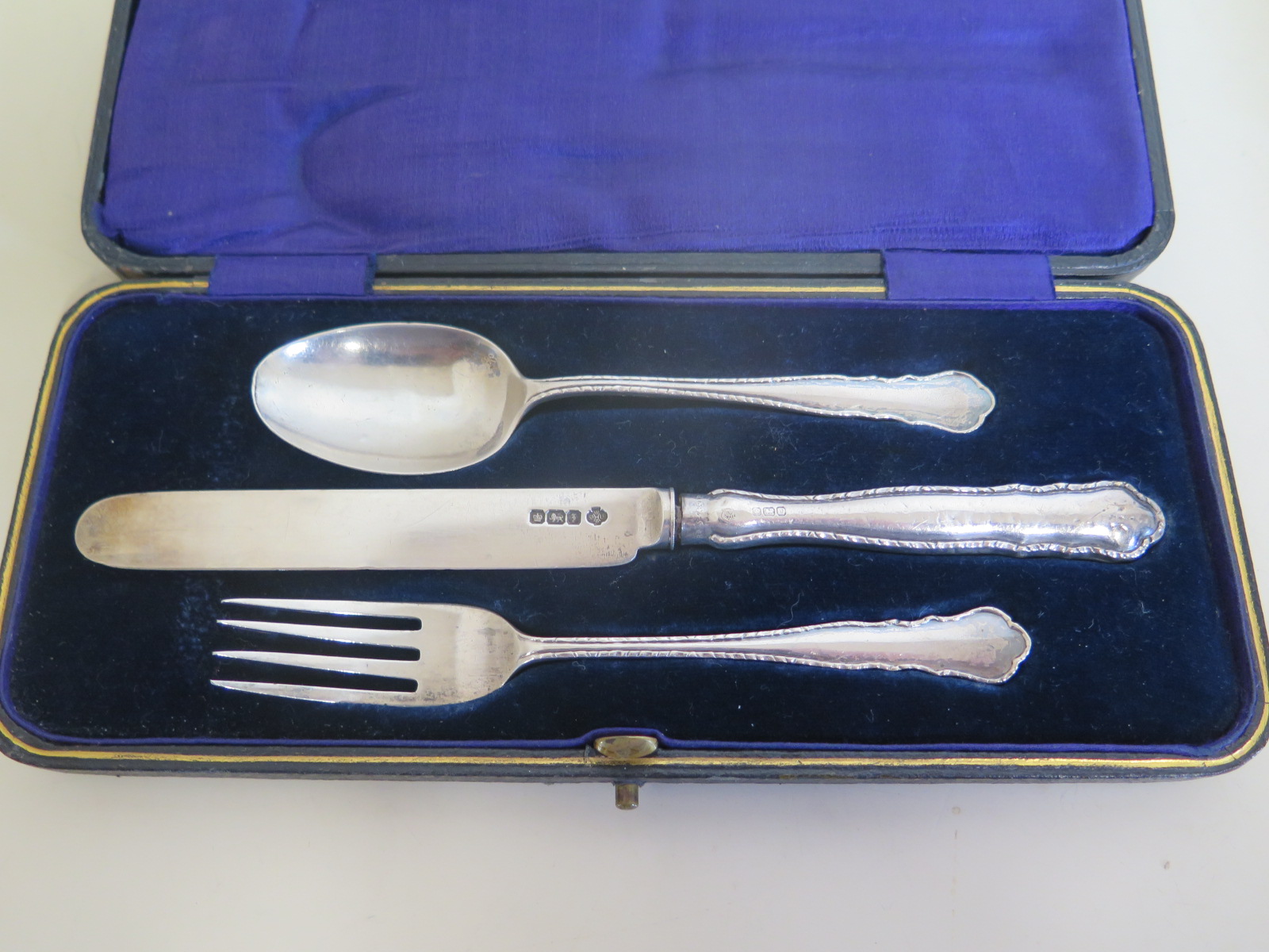 A silver christening set in original presentation box, approx 2.4 troy oz overall, in good condition