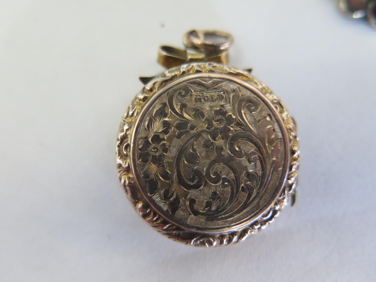 A 9ct pearl clasp, a gilt metal pendant and a locket marked gold, total weight approx 12 grams - Image 2 of 4