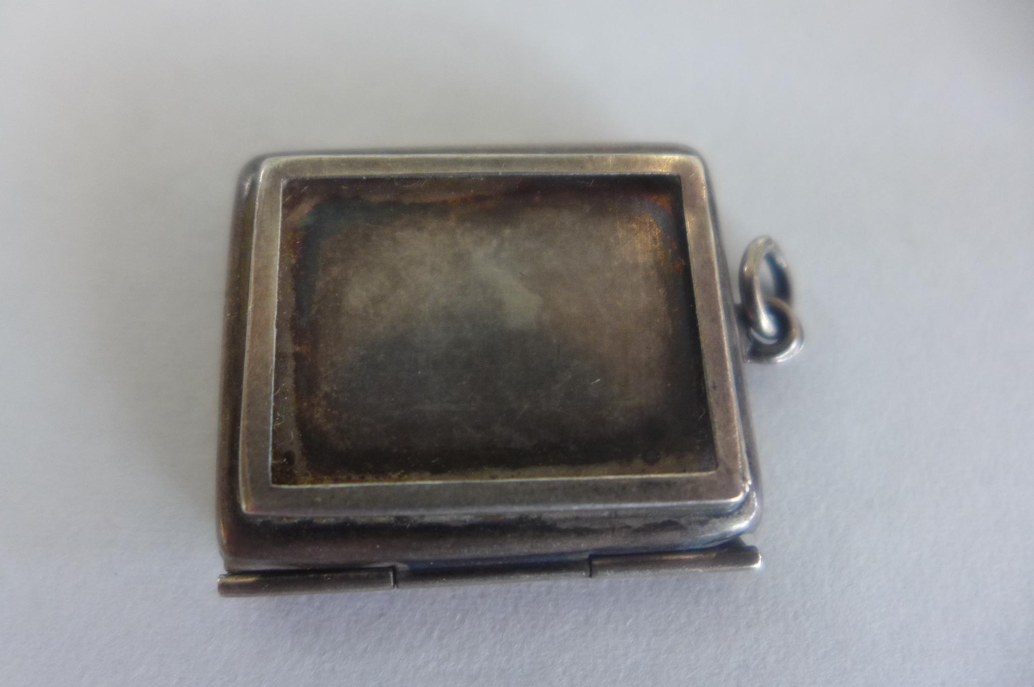 A silver pill box, Birmingham 981, maker PGK, 5.5cm long, and a silver envelope stamp case, 3cm - Image 3 of 7