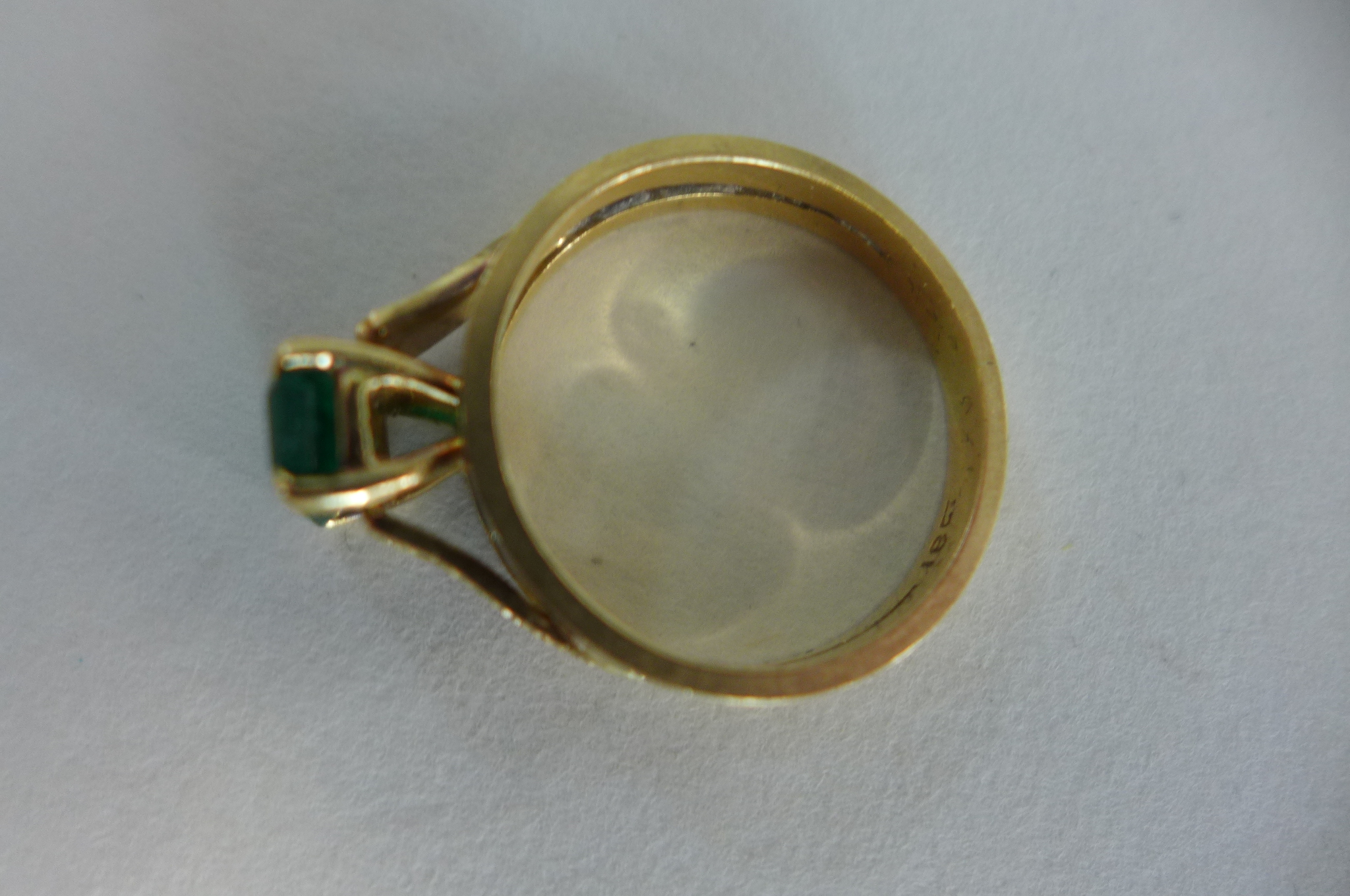 Yellow metal emerald dress ring, the step cut emerald is held by four corner claws and measures - Image 3 of 3