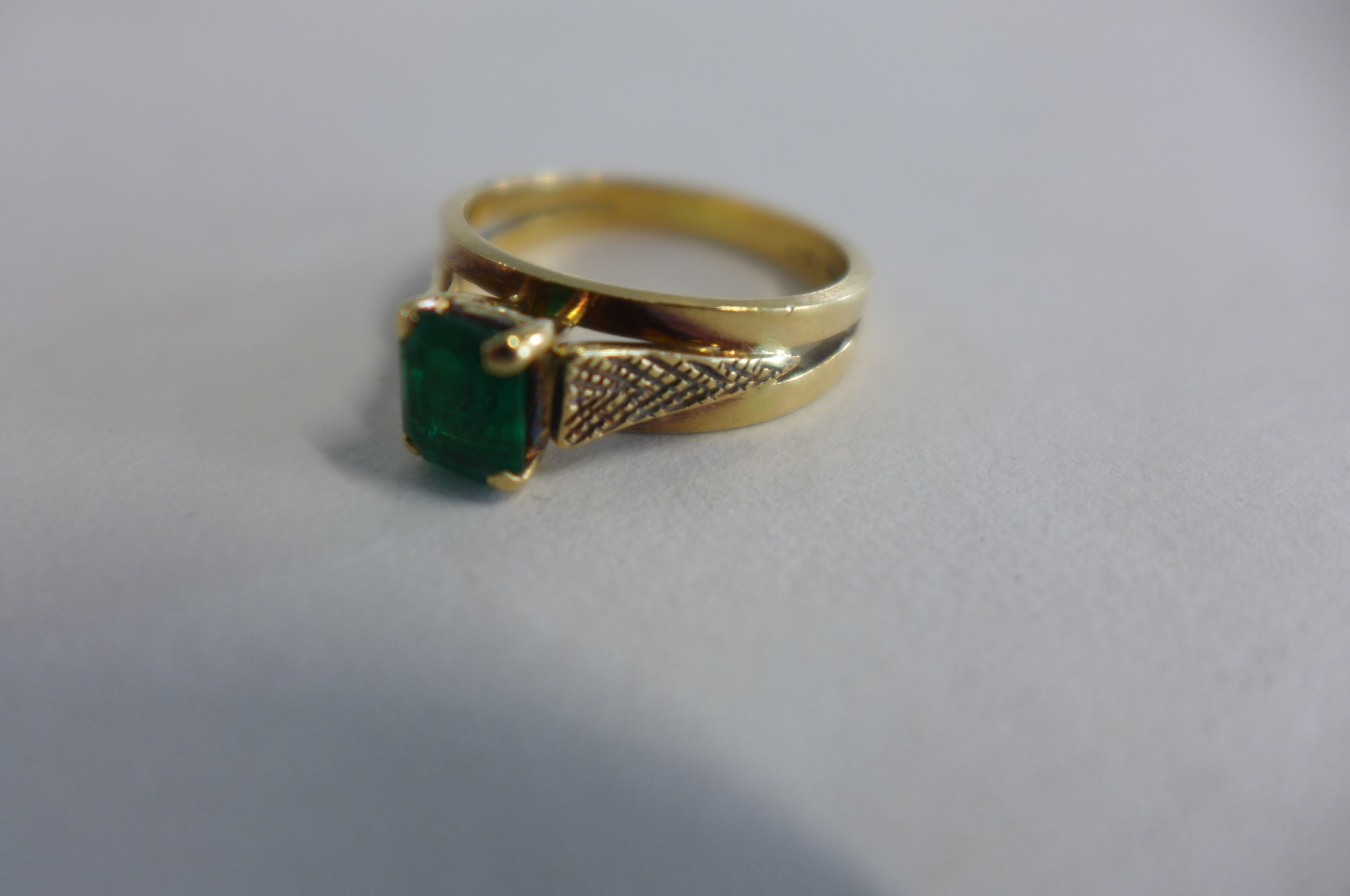 Yellow metal emerald dress ring, the step cut emerald is held by four corner claws and measures - Image 2 of 3