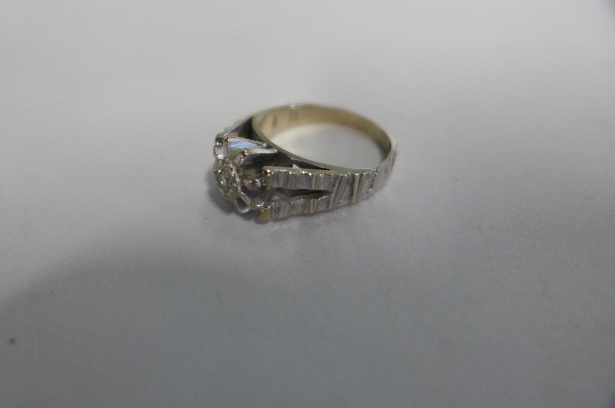 An 18ct white gold diamond solitaire ring, size J, approx 4.1 grams, in good condition - Image 3 of 3