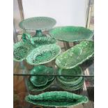 Fifteen pieces of green leaf table ware, some small chips and wear but generally good