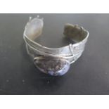 An abstract silver cuff bangle set with agate stone, 6.5cm wide, approx 48 grams