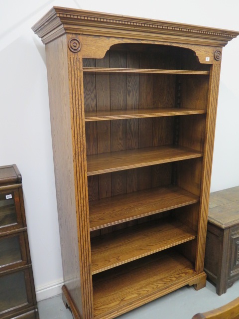 A good quality modern oak bookcase with five adjustable shelves in very good condition, 200cm high x