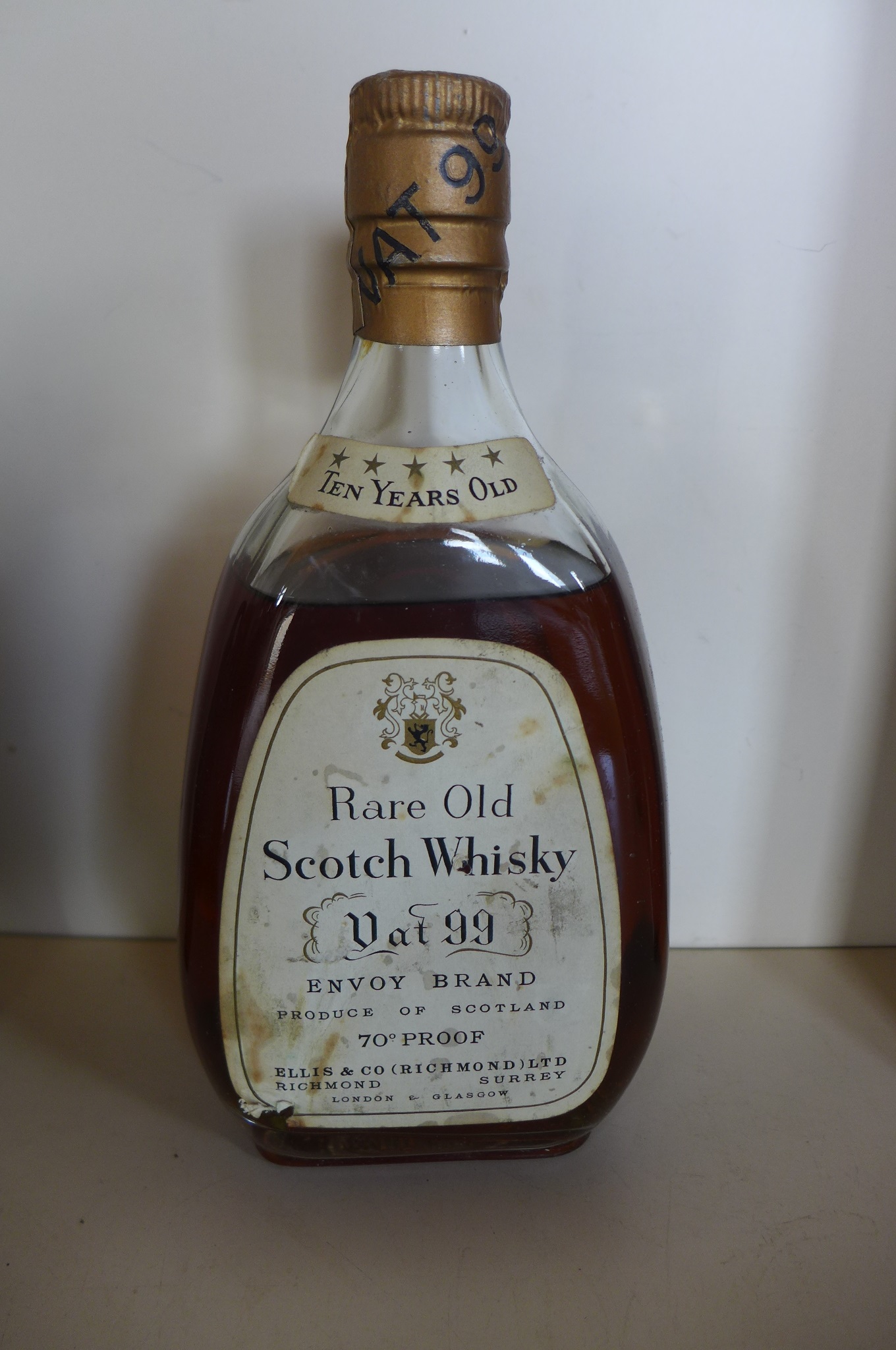 Envoy Brand Vat 99 ten years old rare old Scotch Whisky, level low