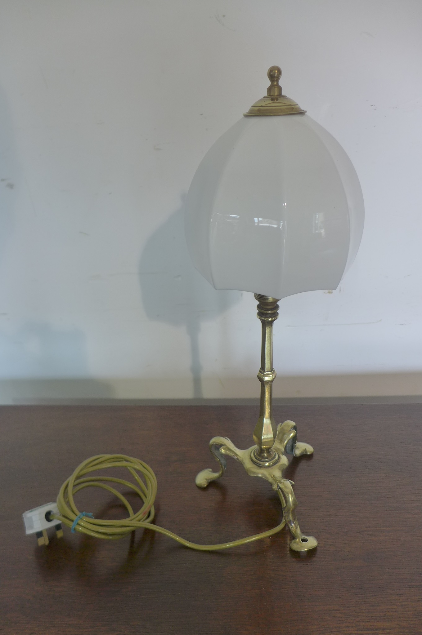An Edwardian brass Pullman table lamp, tested and working, 49cm tall