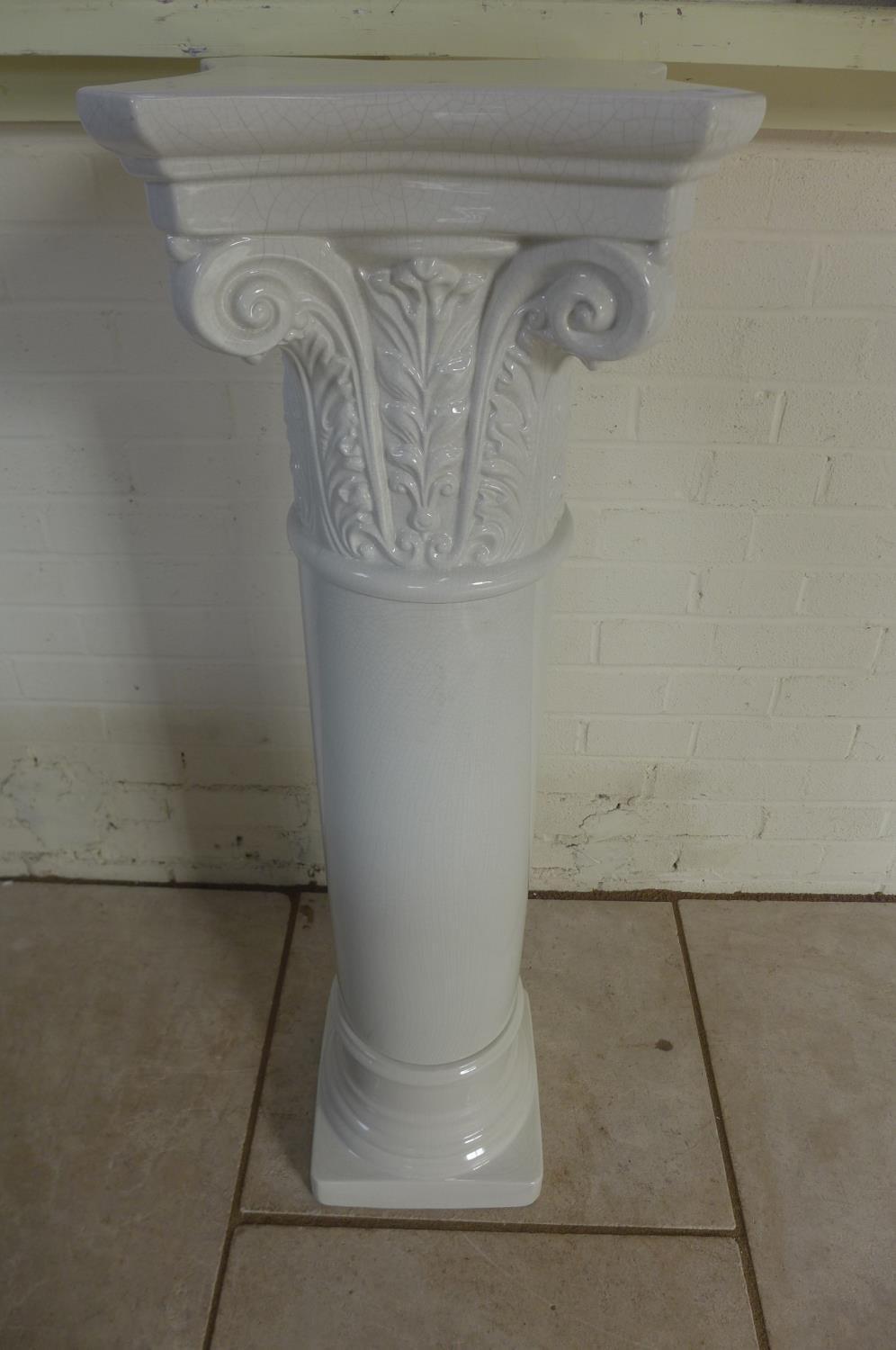 A ceramic column statue stand, 114cm tall x 34cm x 34cm