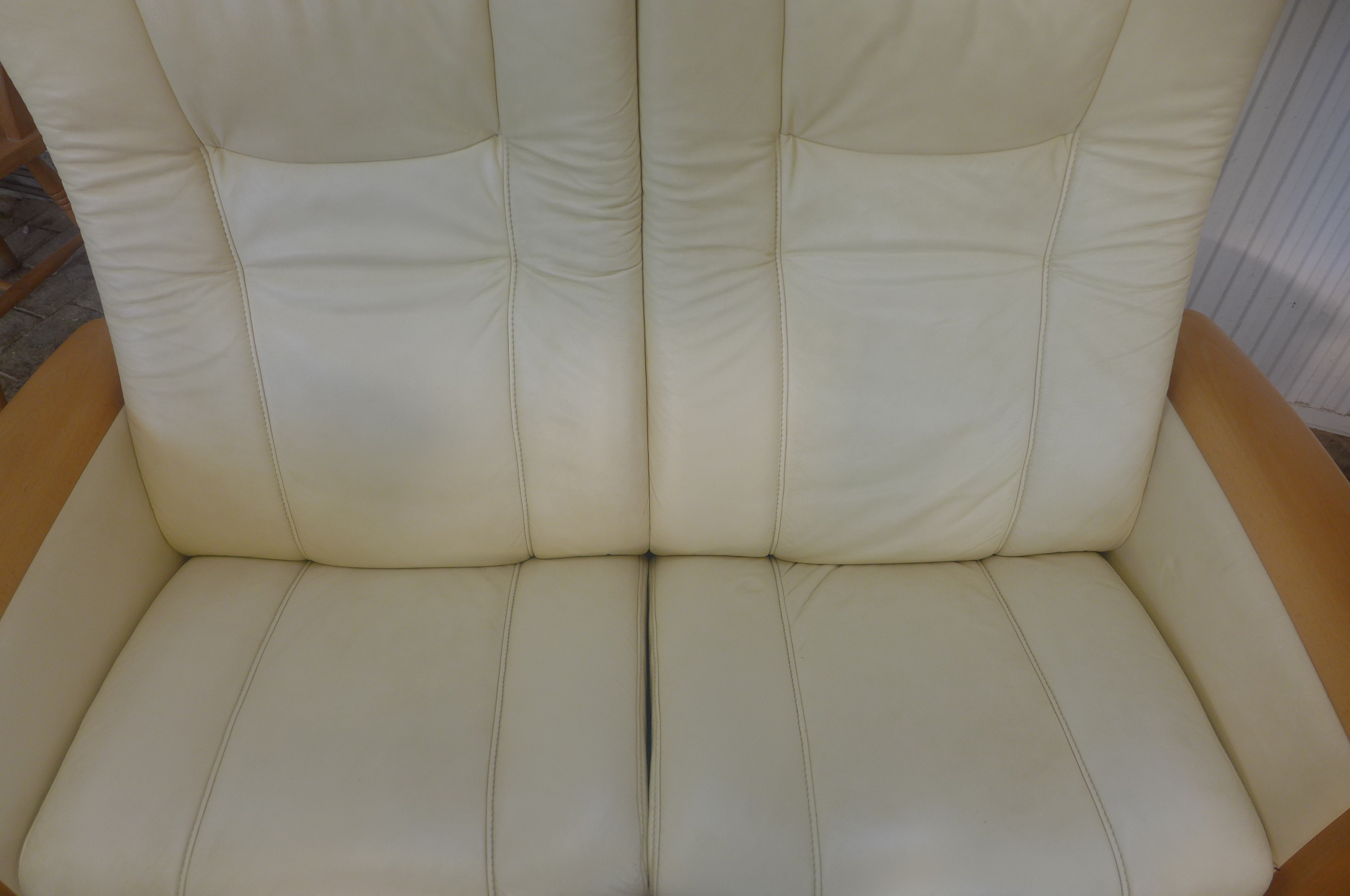 A Garantieladel Nicht Entfern Zerostress Himollia cream leather two seater reclining sofa, 150cm - Image 3 of 3