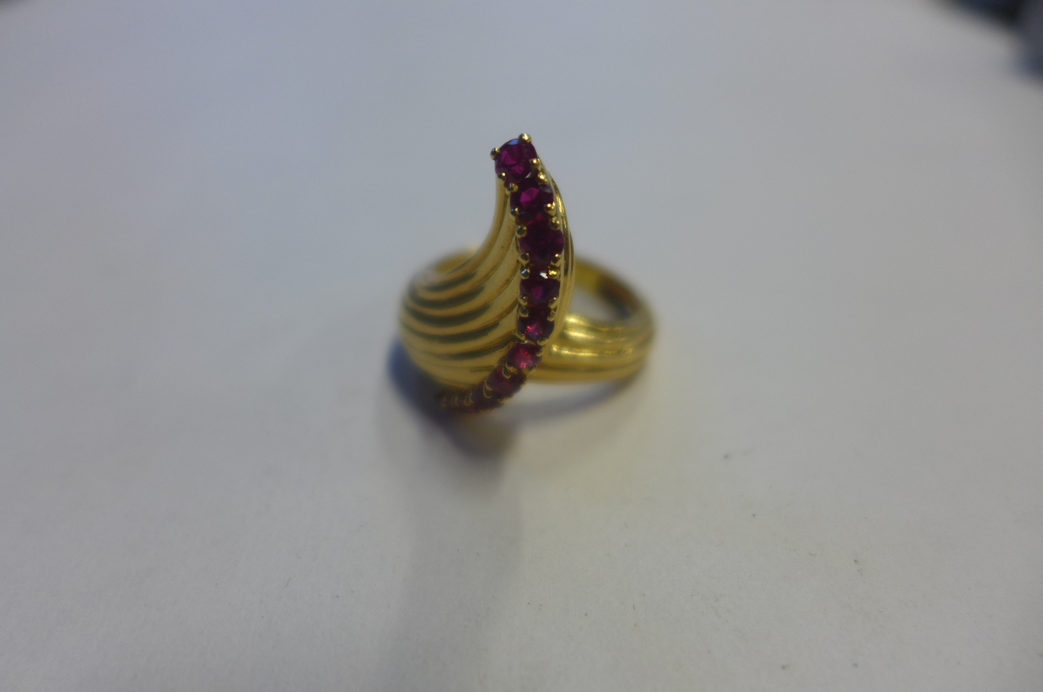 An 18ct yellow gold Cartier ring, fluted swept design set with Cartier signature, with ring box - Image 2 of 5