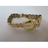 A ladies 9ct yellow gold Accurist watch, round case enclosing a cream, baton dial to quartz