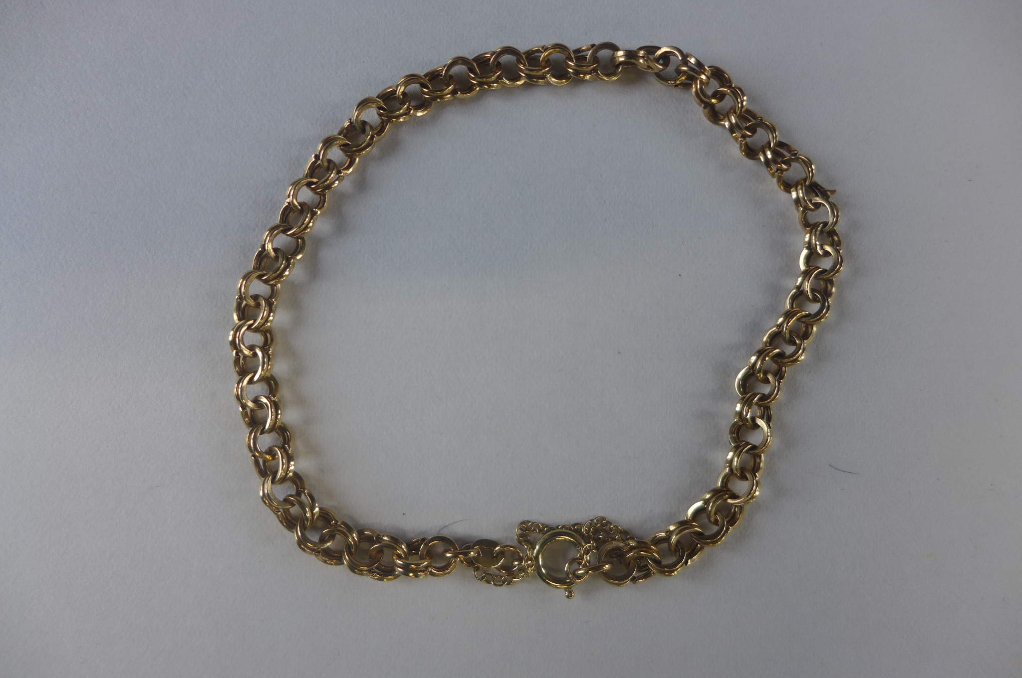 A 9ct gold bracelet, approx 5.2 grams, one link damaged
