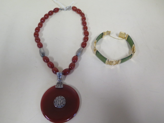 A silver and agate necklace, the circular pendant diameter 56mm, necklace length 48cm, and a gold