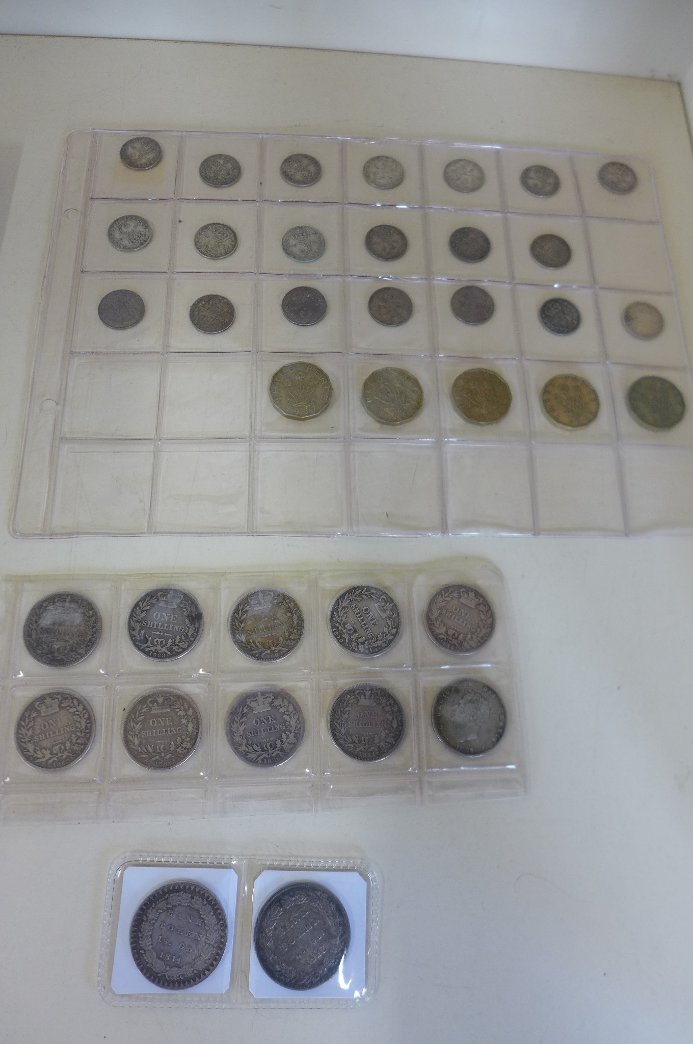 Eighty Farthings in a presentation case, and other British coinage, including two George III bank - Image 4 of 5
