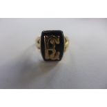 A 9ct and onyx initial E ring, size Q, approx 4.8 grams