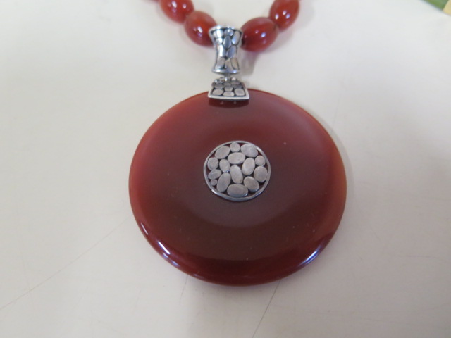 A silver and agate necklace, the circular pendant diameter 56mm, necklace length 48cm, and a gold - Image 2 of 3