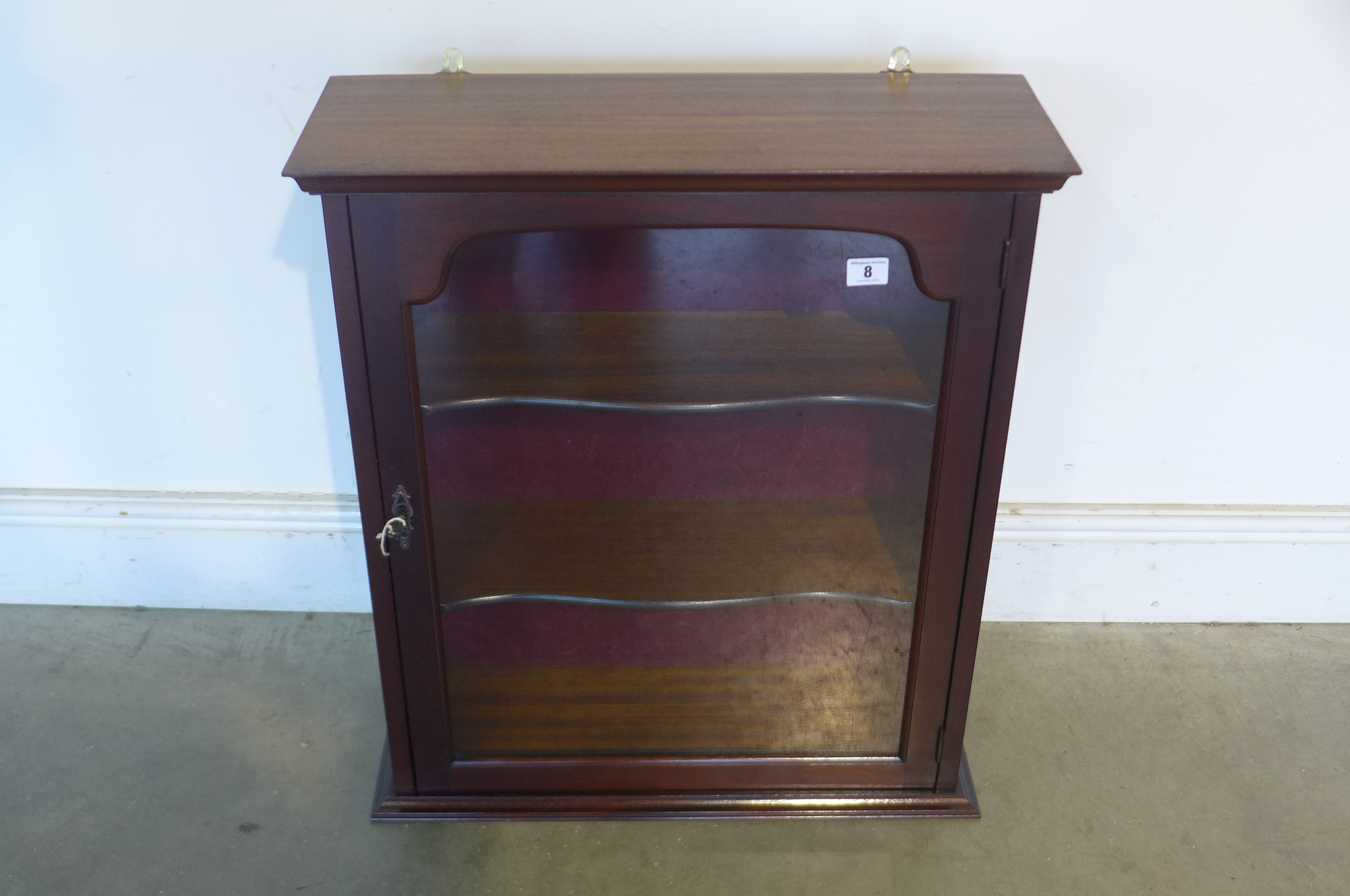 A lockable mahogany display cabinet - 66cm H x 58cm x 22cm