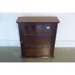 A lockable mahogany display cabinet - 66cm H x 58cm x 22cm