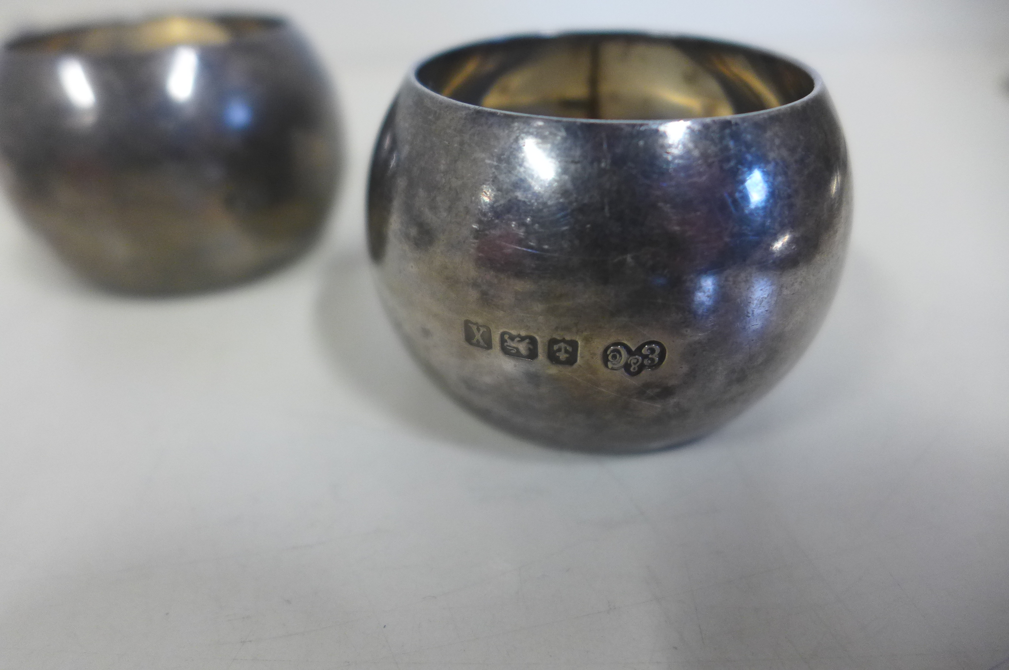 Four silver napkin rings, together with a pair of Edwardian menu holders, weight approx 5.3 troy oz, - Image 5 of 5