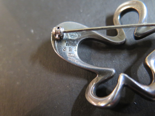 A Georg Jensen silver brooch, model 321 - fully hallmarked and with Georg Jensen stamps - Image 4 of 4
