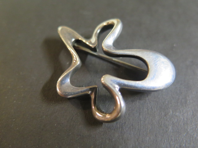 A Georg Jensen silver brooch, model 321 - fully hallmarked and with Georg Jensen stamps - Image 2 of 4