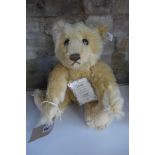 A Steiff British collectors bear, 1906 replica made in 1990 - limited to 3000, EAN 406096 - 32cm