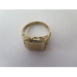 A gents 9ct gold signet ring with decorated shoulders, size T 1/2 - weight approx 7.1 grams, fully