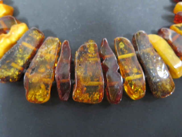 A Baltic amber necklace and bracelet of slab cut polished amber, largest piece 27x12mm, total weight - Image 3 of 3