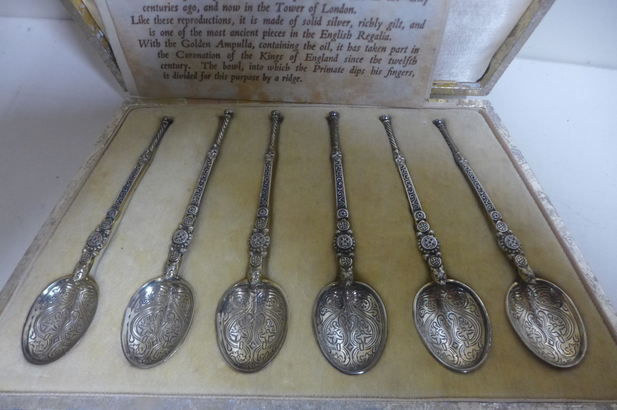 A set of six Edward VIII silver gilt spoons, made by Saunders and Shepherd 1936 - in original Art - Image 2 of 3