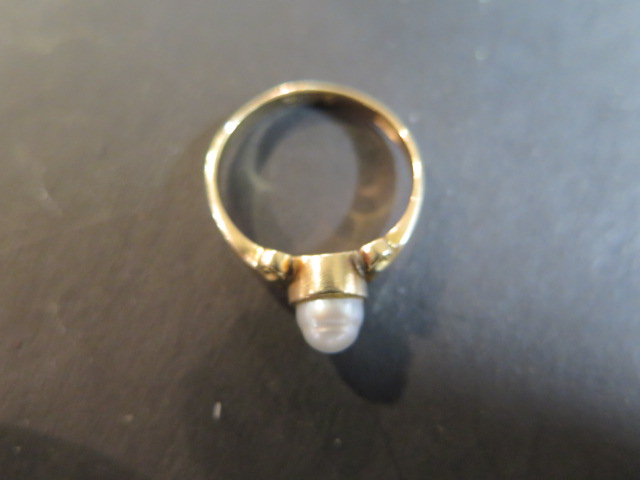 An 18ct gold ring set with a single baroque pearl in a collett setting, pearl approx 6mm in - Image 2 of 3