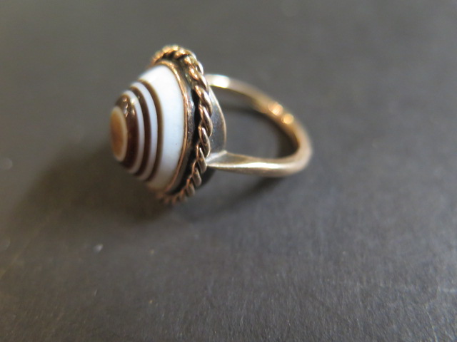 A 9ct gold Sardonyx or Chaledony bulls eye ring, with rope twist, stamped 9ct, ring size M, weight - Image 2 of 3