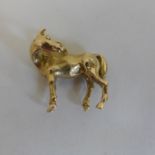 A hallmarked 9ct yellow gold horse pendant, 25mm long, approx 8.3 grams