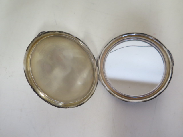 Two silver compacts and a silver snuff box - total weight approx 6 troy oz - Image 5 of 8