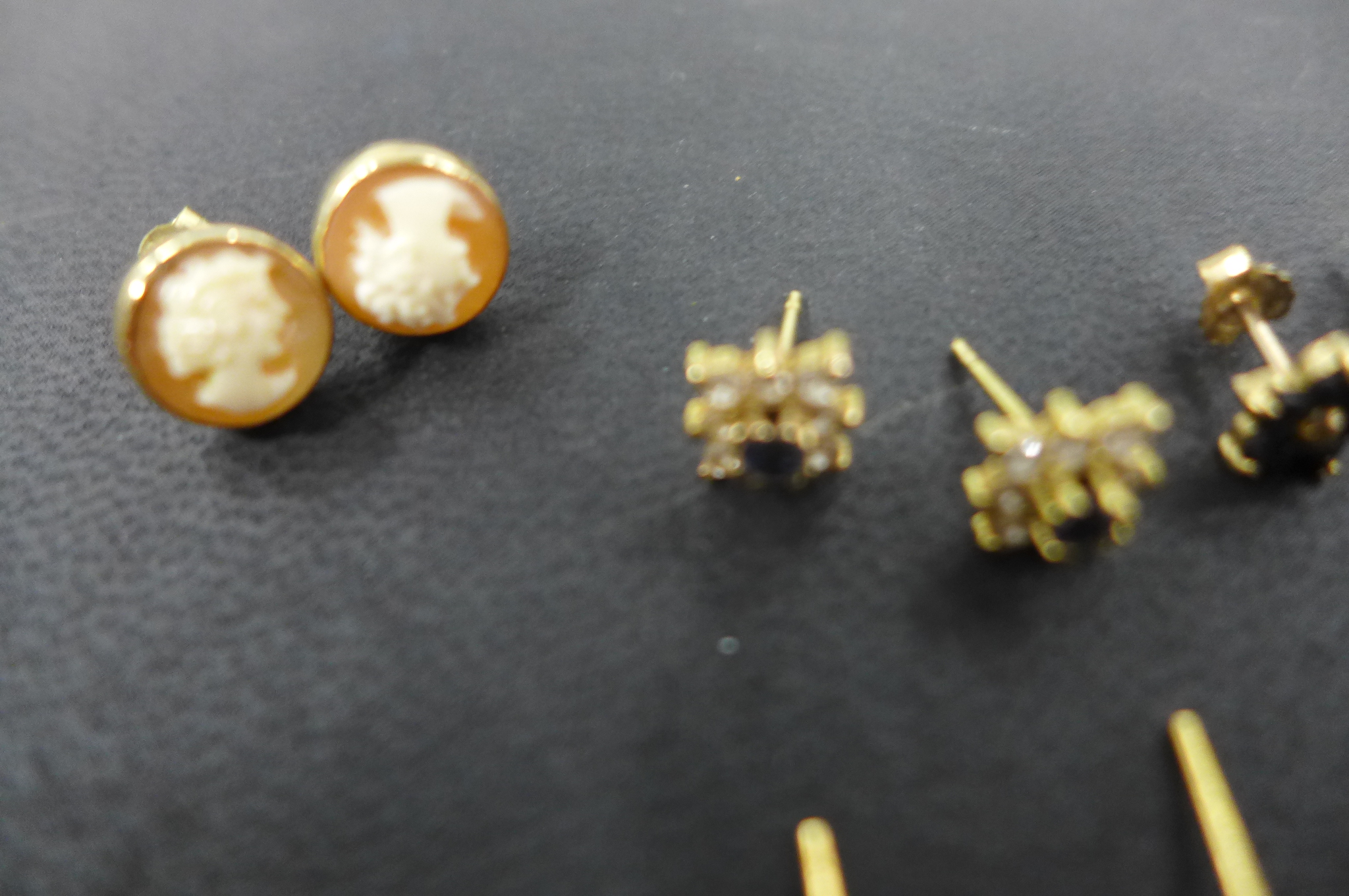 Five pairs of 9ct gold earrings including coral, cameo etc, some with hallmarks and a 9ct gold - Image 3 of 3