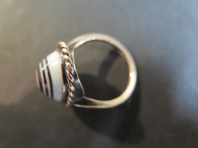 A 9ct gold Sardonyx or Chaledony bulls eye ring, with rope twist, stamped 9ct, ring size M, weight - Image 3 of 3