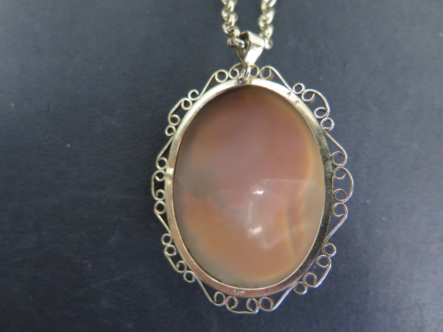 A 9ct gold mounted cameo pendant with filigree border, stamped 9ct, measures 52x42mm approx, with - Image 4 of 4
