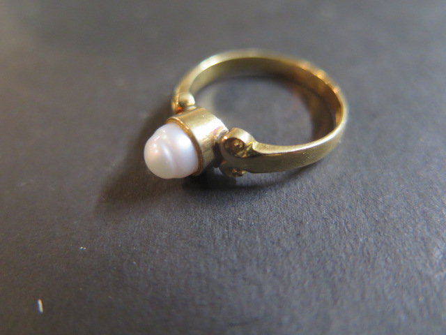 An 18ct gold ring set with a single baroque pearl in a collett setting, pearl approx 6mm in - Image 3 of 3