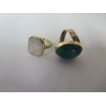 A yellow metal dress ring, grooved, offset shank to an oval cabochon of malachite, 19.5mm x 14.