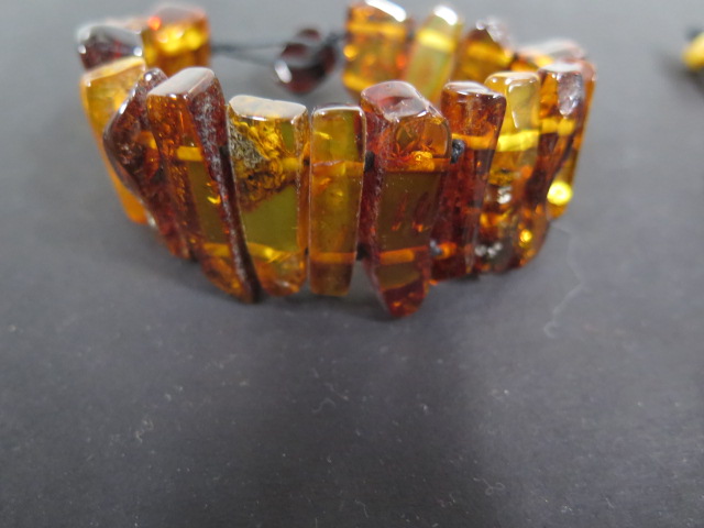 A Baltic amber necklace and bracelet of slab cut polished amber, largest piece 27x12mm, total weight - Image 2 of 3