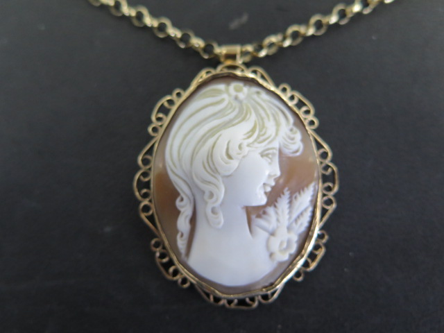 A 9ct gold mounted cameo pendant with filigree border, stamped 9ct, measures 52x42mm approx, with - Image 2 of 4