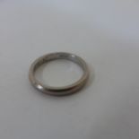 A hallmarked 18ct white gold band ring, size M, approx 3.7 grams