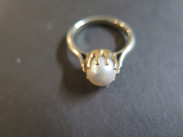 An 18ct white gold and pearl ring set, with a single pearl, approx 7mm diameter, ring size O, weight