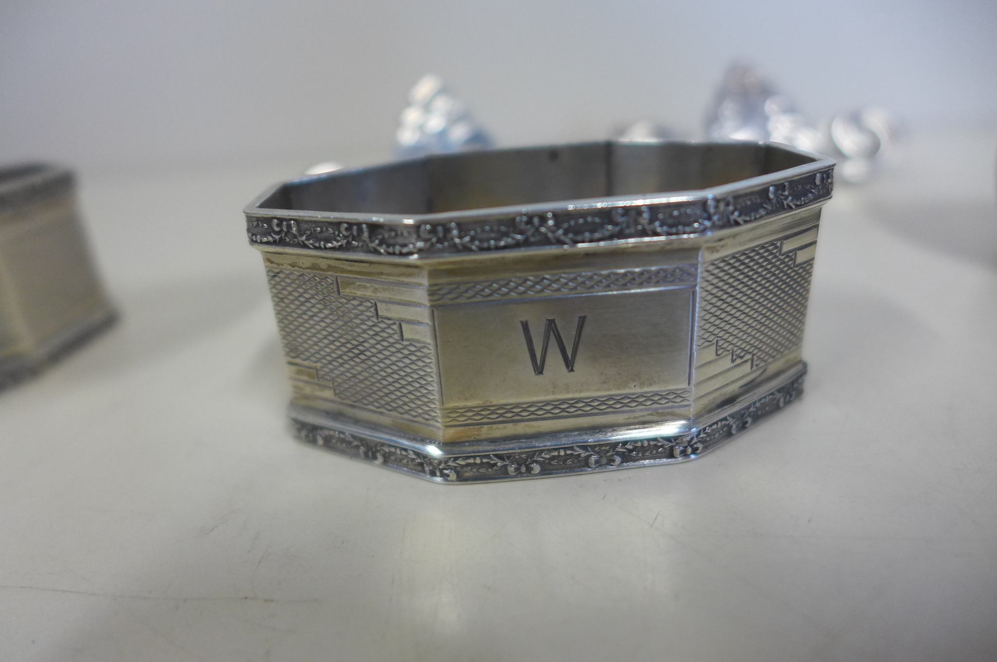 Four silver napkin rings, together with a pair of Edwardian menu holders, weight approx 5.3 troy oz, - Image 3 of 5