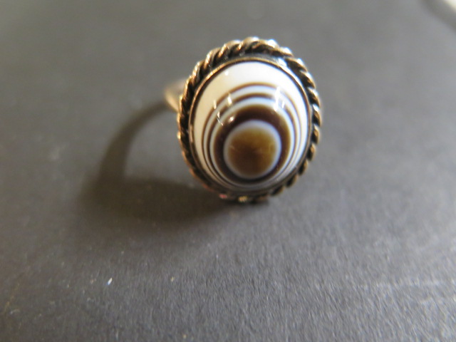 A 9ct gold Sardonyx or Chaledony bulls eye ring, with rope twist, stamped 9ct, ring size M, weight