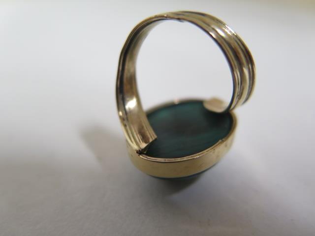 A yellow metal dress ring, grooved, offset shank to an oval cabochon of malachite, 19.5mm x 14. - Image 4 of 4