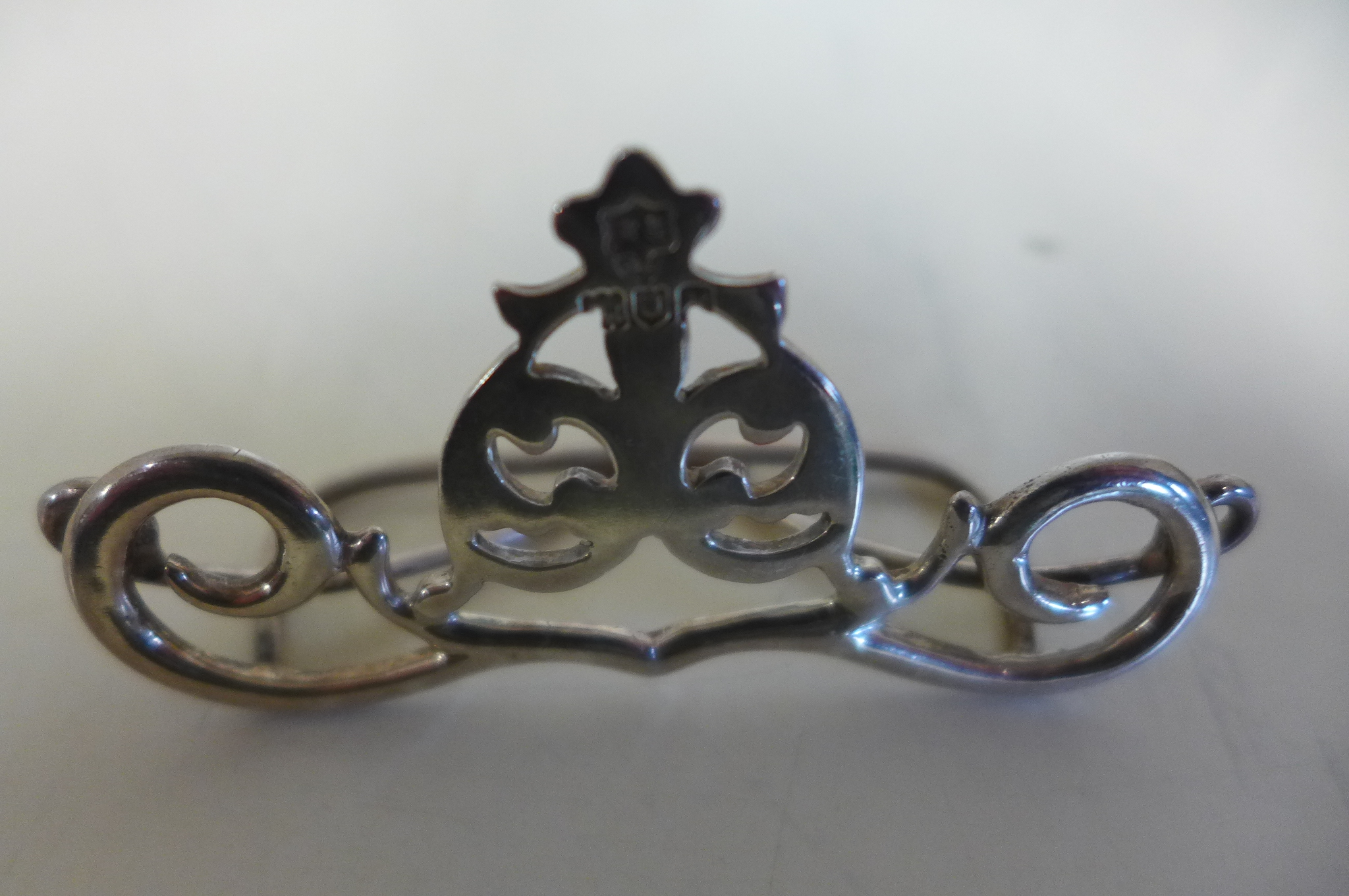 Four silver napkin rings, together with a pair of Edwardian menu holders, weight approx 5.3 troy oz, - Image 4 of 5