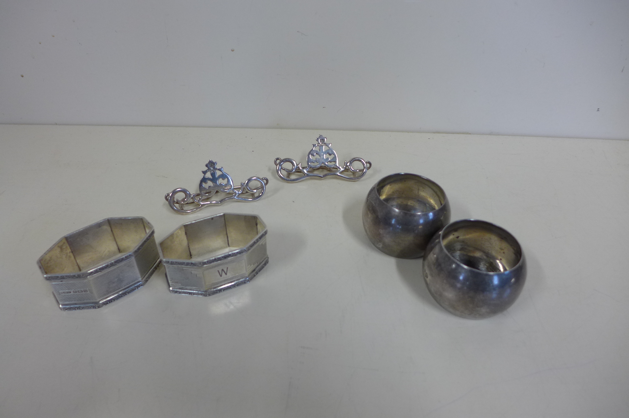 Four silver napkin rings, together with a pair of Edwardian menu holders, weight approx 5.3 troy oz,