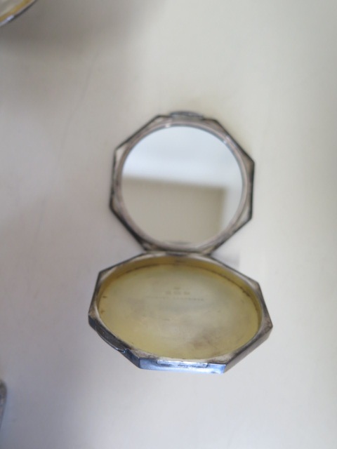 Two silver compacts and a silver snuff box - total weight approx 6 troy oz - Image 7 of 8