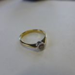 An 18ct yellow/white gold solitaire diamond ring, size P, approx 3.5 grams - in generally good